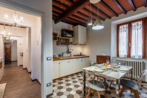 a kitchen and dining room with a table and chairs at Fonte Alle Ninfe Bed and Breakfast in Castiglione dʼOrcia