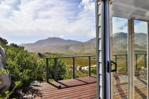Una habitación con balcón con vista a las montañas. en Tranquility Heights, en Pringle Bay 39 fotos más