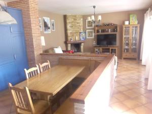 - une salle à manger avec une table et des chaises en bois dans l'établissement Chalet Cuzcurrita, à Cuzcurrita-Río Tirón