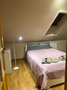 Ένα ή περισσότερα κρεβάτια σε δωμάτιο στο Kátay Apartman