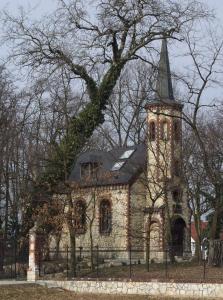 RozwadzaにあるGenius iiの塔と柵のある古い石造りの教会