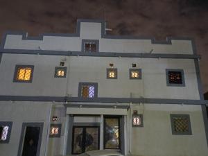 a building with a bunch of windows on it at شقة غرفتين وصالة in Jeddah