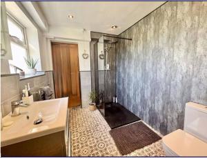 FotherbyにあるThe Old Charming Houseの洗面台とシャワー付きのバスルーム