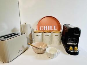 Una encimera con una cafetera y una tostadora en la bulle d'Edward gare jardin centre, en Angulema 11 fotos más