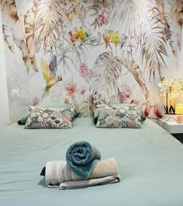 1 dormitorio con 1 cama con papel pintado de pájaro en la bulle d'Edward gare jardin centre, en Angulema