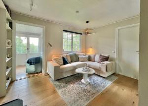 Posezení v ubytování Cozy Swedish house by lake