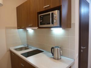 Kuchyň nebo kuchyňský kout v ubytování Sky Hotel