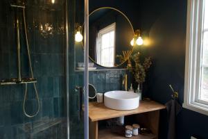 Koupelna v ubytování Cozy Swedish house by lake