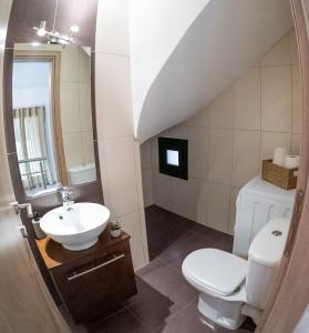 een badkamer met toilet en wastafel bij Musses villas in Limín Khersonísou +61 foto's