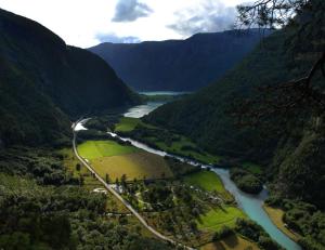 una vista aérea de un río en un valle en Vassbakken Kro og Camping en Skjolden