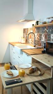 eine Küche mit einem Tisch, auf dem zwei Teller mit Essen stehen in der Unterkunft Lovely&quiet, free parking, 24h self check in in Zagreb + 2 Fotos