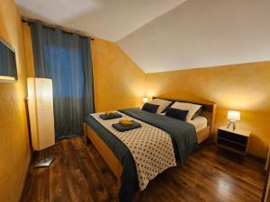 a bedroom with a large bed in a room at Vue panoramique lac d'Annecy, Maison chaleureuse avec cheminée, Parking privé, Cadre exceptionnel in Saint-Jorioz