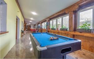 una habitación con mesa de billar en una casa en Lika Majestic, en Škare