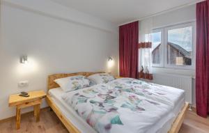 un dormitorio con una cama y una ventana en Lika Majestic, en Škare 31 fotos más