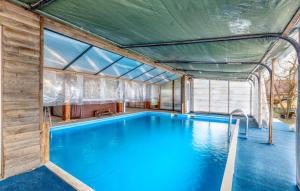 una gran piscina en un edificio en Lika Majestic, en Škare