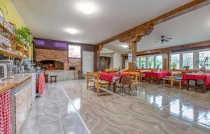 Un restaurante con mesas y sillas y chimenea. en Lika Majestic, en Škare