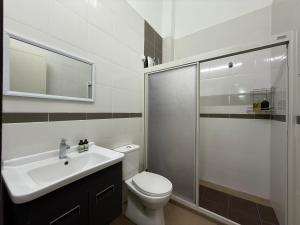 a bathroom with a toilet and a sink and a shower at Serenity Haven Family Stay Ipoh 10-12 Pax in Ipoh +22 photos