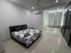 a bedroom with a bed and a large window at Serenity Haven Family Stay Ipoh 10-12 Pax in Ipoh