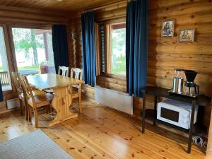 ein Esszimmer mit einem Tisch und einem Herd in der Unterkunft Jauri Resort in Kemijärvi