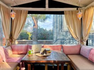 Χώρος καθιστικού στο Mona Glamping Caravan Suites