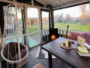 Πισίνα στο ή κοντά στο Mona Glamping Caravan Suites