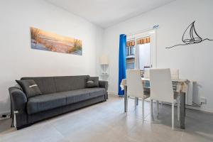 un salon avec un canapé et une table dans l'établissement Apartamento de playa, à La Playa