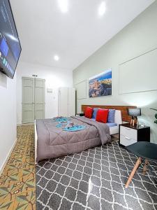 Μια τηλεόραση ή/και κέντρο ψυχαγωγίας στο Modern next to Valletta Studio Apartment