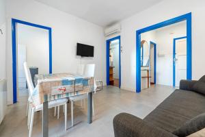 un salon avec une table et un canapé dans l'établissement Apartamento de playa, à La Playa