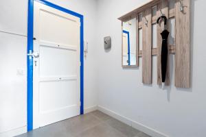 - une porte ouverte dans une pièce avec placard dans l'établissement Apartamento de playa, à La Playa