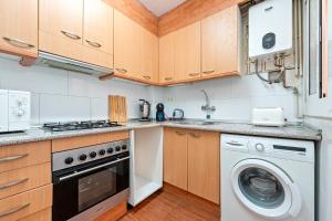 une cuisine avec une machine à laver et un lave-linge dans l'établissement Apartamento de playa, à La Playa 13 autres photos