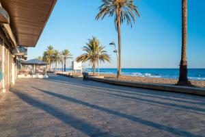 une personne marchant dans une rue à côté de la plage dans l'établissement Apartamento de playa, à La Playa