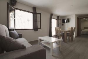 una sala de estar con un sofá y una mesa en Puerta de la Catedral, en Toledo 5 fotos más