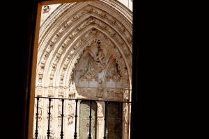 un edificio ornamentado con una puerta delante de él en Puerta de la Catedral, en Toledo