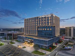 een weergave van een hotelgebouw in een stad bij Fairfield by Marriott Yancheng Dafeng in Yancheng