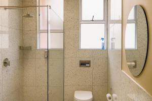 ケープタウンにあるSweetStay - Kloof Streetのバスルーム(シャワー、トイレ、鏡付) +29枚の写真