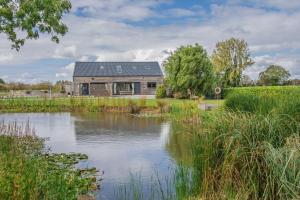 ボストンにあるBumblebeeの池のある家