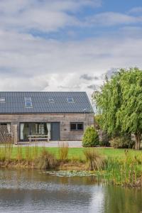 ボストンにあるBumblebeeの湖畔の太陽屋根付き家 +20枚の写真