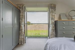 ボストンにあるBumblebeeのベッドと大きな窓のある寝室