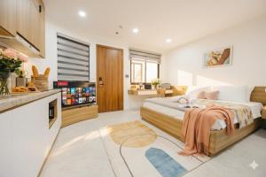 um quarto com uma cama grande e uma cozinha em Label6 coliving Quang Khanh em Hanói