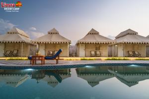 Bazén v ubytování A Luxury Desert Camp nebo v jeho okolí