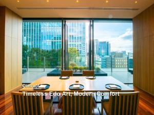 een vergaderzaal met een tafel en een groot raam bij Mitsui Garden Hotel Nihonbashi Premier in Tokyo