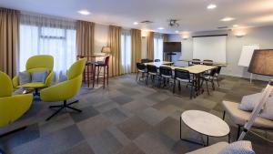 卡奥尔Campanile NATURE - Cahors的一间配有桌椅和白板的会议室