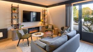 卡奥尔Campanile NATURE - Cahors的带沙发和壁炉的客厅