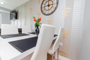 Et opholdsområde på Modern Comfort 2-Bed, 2-Bath with Lift Access