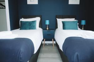 En eller flere senge i et værelse på Modern Comfort 2-Bed, 2-Bath with Lift Access