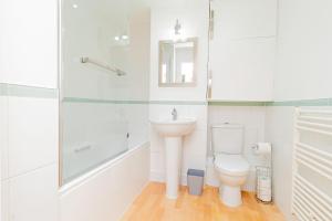 Et badeværelse på Modern Comfort 2-Bed, 2-Bath with Lift Access + 10 billeder