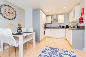 Køkken eller tekøkken på Modern Comfort 2-Bed, 2-Bath with Lift Access