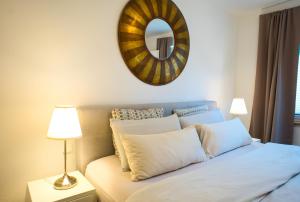 エーニンゲンにあるFerienwohnung Im Laubgartenのベッドルーム1室(壁に鏡付きのベッド1台付)