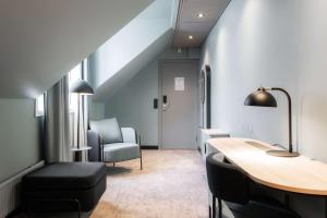 オスロにあるスカンディック オスロ シティの待合室(テーブル、椅子付)