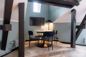 オスロにあるスカンディック オスロ シティのテーブルと椅子のあるダイニングルーム